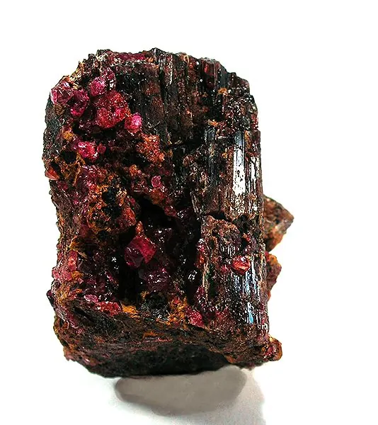 Spécimen de painite photographié sur fond sombre